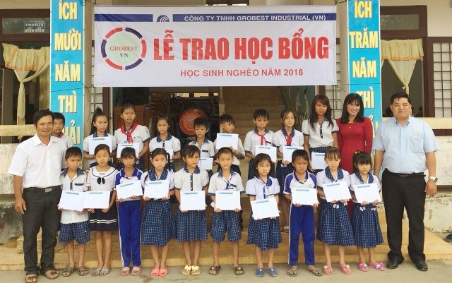 Trao 110 suất học bổng Grobest đến học sinh nghèo Bạc Liêu - 1 Đại diện Công ty Grobest Việt Nam trao học bổng cho học sinh trường Tiểu học Võ Văn Kiệt.