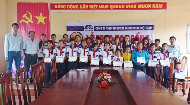 Trao 220 suất học bổng Grobest đến học sinh nghèo Sóc Trăng - 2 Học sinh trường THCS Gia Hòa 2 (huyện Mỹ Xuyên) nhận học bổng Grobest.