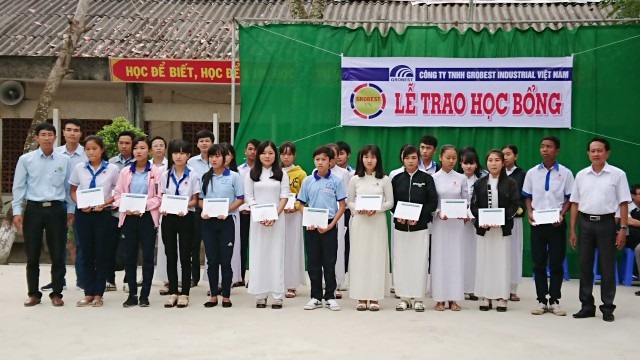 Trao 220 suất học bổng Grobest đến học sinh nghèo Sóc Trăng - 1 Đại diện Công ty Grobest Việt Nam trao học bổng đến học sinh trường THPT Văn Ngọc Chính (huyện Mỹ Xuyên).
