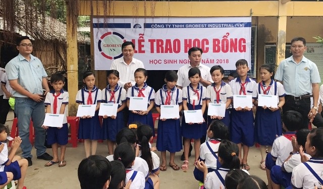 Trao 110 suất học bổng Grobest đến học sinh nghèo Bạc Liêu - 2 Học sinh trường Tiểu học Ngô Quyền nhận học bổng Grobest.