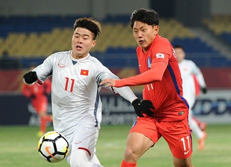 Những điểm nhấn từ thất bại của U23 Việt Nam trước U23 Hàn Quốc - 1
Duy Mạnh (trái) tranh bóng với Young Wook