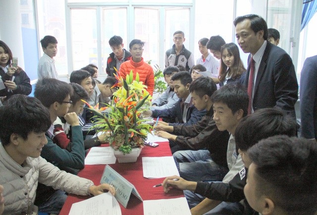 Ngành LĐ-TB&XH: Tạo việc làm cho 1,63 triệu lao động - 1
Bộ trưởng Bộ LĐ-TB&XH Đào Ngọc Dung trao đổi với người lao động tại Trung tâm dịch vụ việc làm Hà Nội.