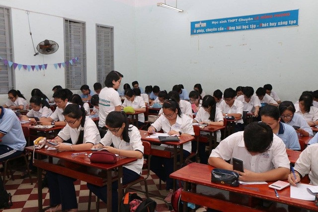 Lạm bàn về vai trò của giáo sư hướng dẫn - 1 Các em học sinh trường chuyên Lê Hồng Phong (Tp.HCM) đang tham gia vòng 1 cuộc thi “Ươm mầm tài năng y khoa”.