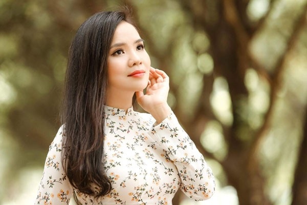 Nhân dịp đầu năm mới, nữ ca sĩ xinh đẹp gửi tặng khán giả yêu mến mình bộ ảnh trong tà áo dài truyền thống vừa dịu dàng, duyên dáng. Út Mai nói, cô rất quan tâm đến giọng hát và hình ảnh của mình. Chính vì thế, Út Mai chỉ muốn khán giả cảm nhận giọng hát của mình và từ chối chia sẻ về cuộc sống riêng tư...