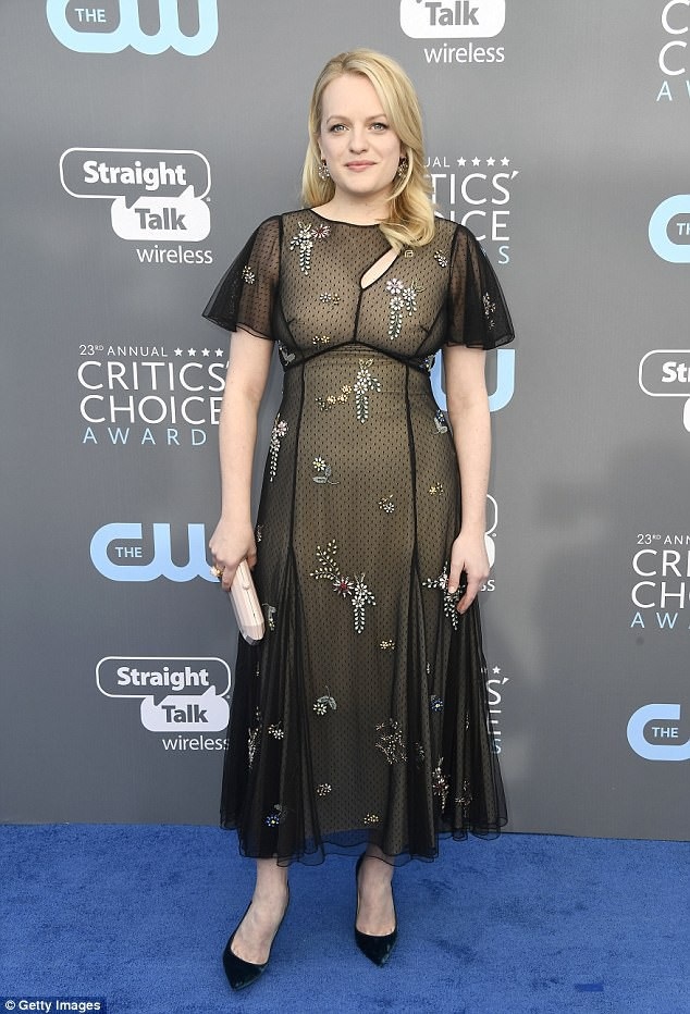 Những "bộ cánh thảm họa" đầu năm 2018 - 4
Elisabeth Moss lộ ngực và bụng quá to trong bộ váy này