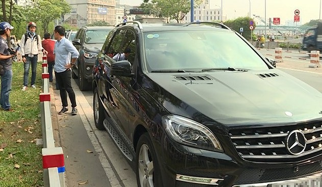 3 ô tô va chạm trong hầm Thủ Thiêm - 2 Các phương tiện được di chuyển ra ngoài để giảm ùn ứ