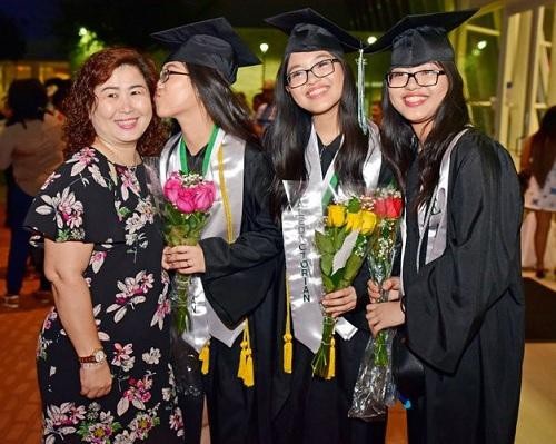 “Điểm danh” những bạn trẻ Việt vang danh quốc tế năm 2017 - 7 Chị em sinh 3 người Việt đã tạo ra dấu ấn trên đất Mỹ khi trở thành 3 người tốt nghiệp Học viện Evolution với số điểm cao nhất năm 2017.
