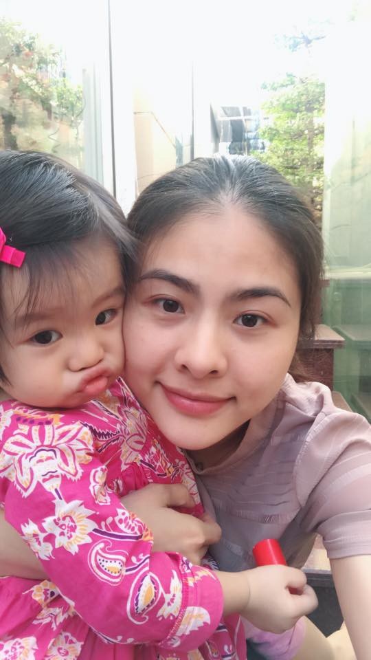 Diễn viên Vân Trang hạnh phúc khi chia sẻ về năm cũ đã qua. Nữ diễn viên chia sẻ hình ảnh chụp cùng cô con gái, cô viết: “Tổng kết của năm nay là nặn cục vàng 3kg7 thành cục vàng 11kg và kéo cái cục ấy từ 57cm thành 82cm”.