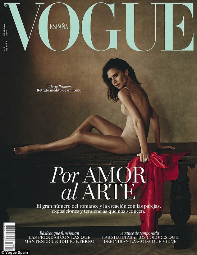 Victoria Beckham lả lơi khoe dáng trên tạp chí Vogue - 1
Victoria Beckham tạo dáng quyến rũ trên bìa tạp chí Vogue, số tháng 2/2018.