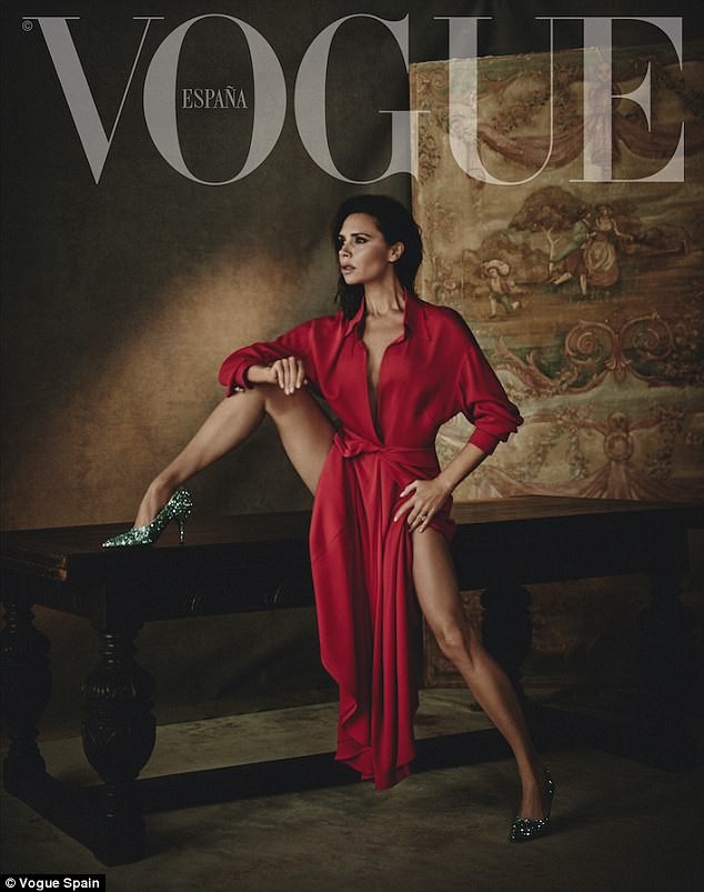 Victoria Beckham lả lơi khoe dáng trên tạp chí Vogue - 3
Bà mẹ bốn con tự tin khoe chân và chút da thịt.