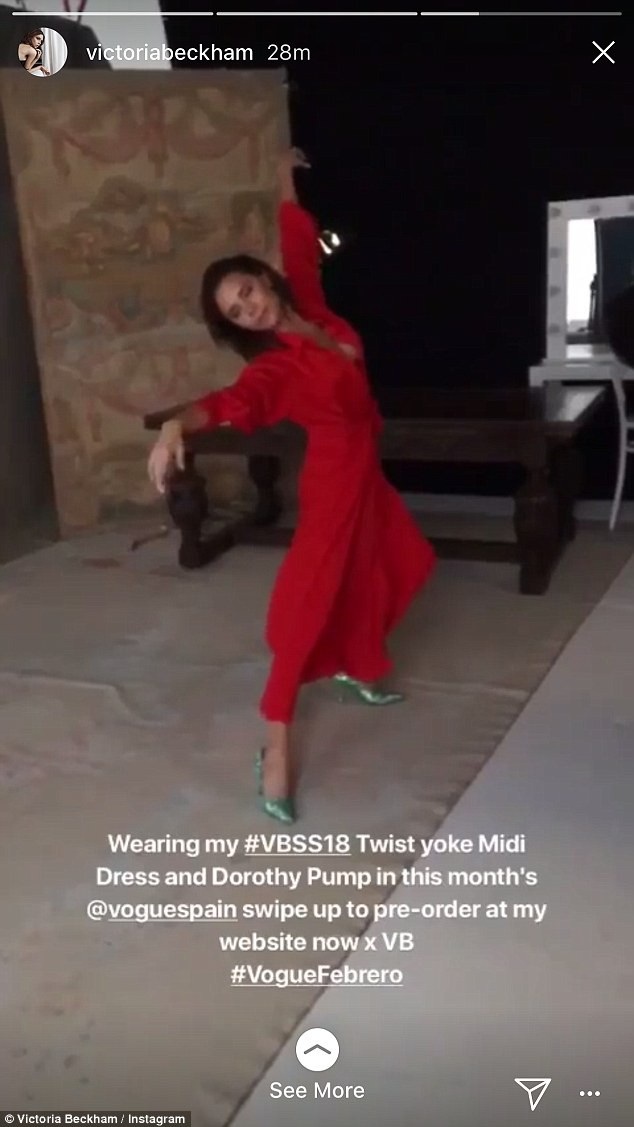 Victoria Beckham lả lơi khoe dáng trên tạp chí Vogue - 6
Trên mạng xã hội của mình, nhà thiết kế 43 tuổi còn khiến fan thích thú khi biểu diễn khả năng mềm dẻo và sự uyển chuyển trong hậu trường buổi chụp hình.