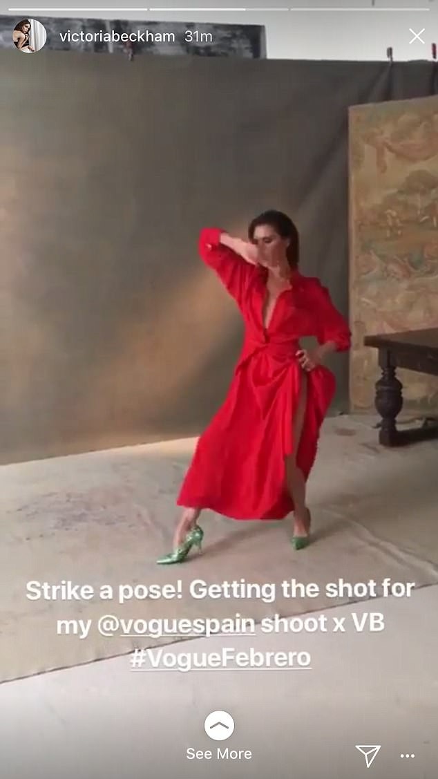 Victoria Beckham lả lơi khoe dáng trên tạp chí Vogue - 4 Victoria Beckham lả lơi khoe dáng trên tạp chí Vogue - 4