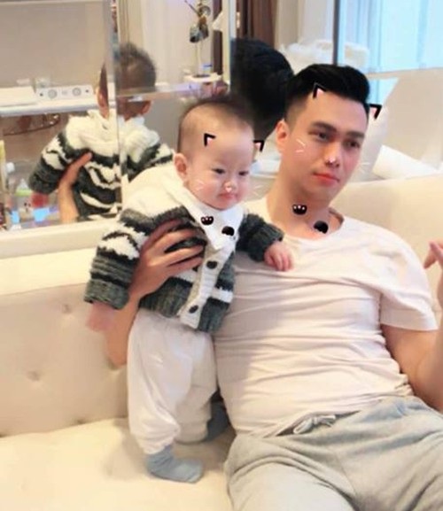 Bình Minh khoe ảnh gia đình hạnh phúc sau "sóng gió"; Elly Trần "cởi áo" khoe vòng 1 - 17 Nam diễn viên Việt Anh chia sẻ hình ảnh hai bố con cùng ngồi xem tivi, anh viết: Ông con xem đến cảnh mấy người đẹp xuất hiện thì đứng ngồi không yên, chăm chú hẳn.
