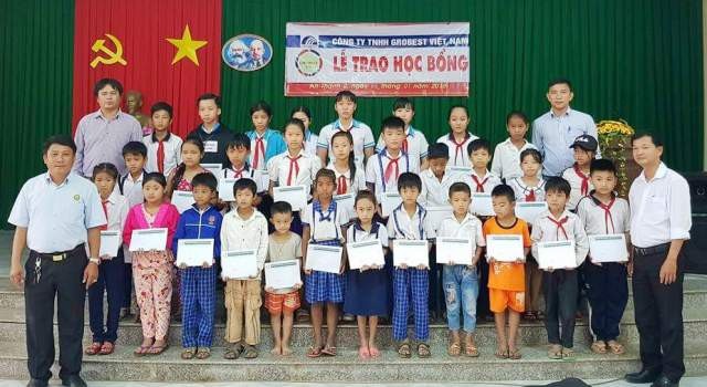 Trao 220 suất học bổng Grobest đến học sinh nghèo Sóc Trăng - 8 Học sinh các trường Tiểu học An Thạnh 2A, B, C và THCS An Thạnh 2 (huyện Cù Lao Dung) nhận học bổng của Công ty Grobest Việt Nam.
