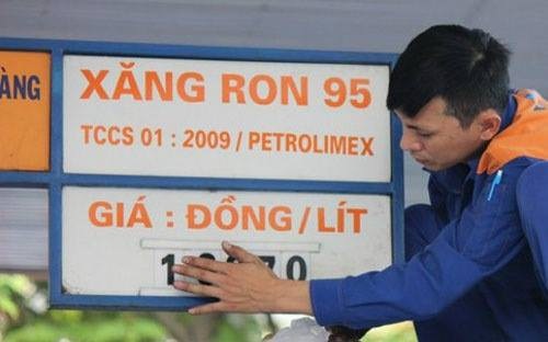 Vấp phản ứng vì không công bố giá xăng RON 95, Bộ Tài chính lên tiếng - 1
Qua hai kỳ điều hành đầu tiên của năm 2018, chênh lệch giữa giá xăng RON95 và E5 RON92 dao động trong khoảng từ 1.710 đ/lít đến 1.850 đồng/lít.
