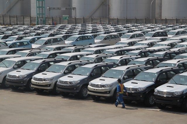 Ít nhất 6 tháng đầu năm 2018 thị trường ôtô sẽ không có xe nhập khẩu - 2 Thay vì sôi động như thời điểm cùng kì năm ngoái, tới thời điểm này (19/1/2018) chưa có bất kì mẫu xe nào được nhập khẩu mới vào Việt Nam kể từ đầu năm. Theo thống kê, trong 15 ngày đầu tiên của năm, chỉ có 6 chiếc xe được nhập khẩu vào Việt Nam và đều không phải là các mẫu xe thương mại (2 xe dành cho đại sứ quán, 4 xe trang bị cho các cơ quan nhà nước).