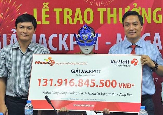 Người Việt tấp nập mua xổ số, Vietlot thu về hơn 3.800 tỷ đồng năm 2017 - 1
Giải cao nhất người trúng nhận được năm 2017 là 131,9 tỷ đồng.