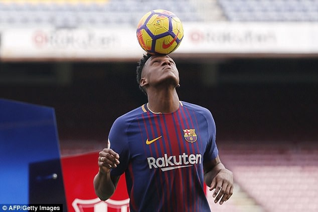 Màn ra mắt "khó hiểu" của tân binh Barcelona - 7