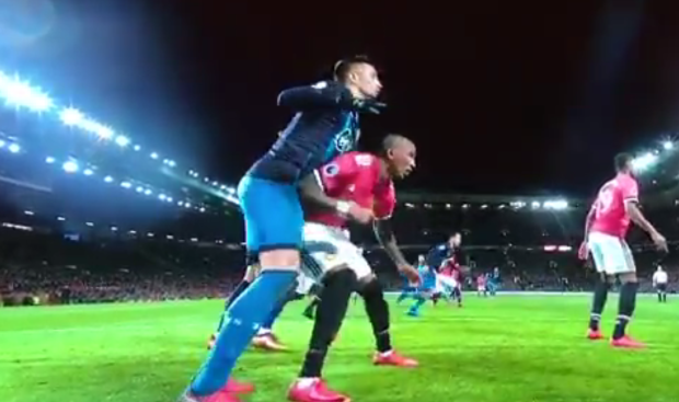 Chơi xấu, ngôi sao MU lĩnh án phạt nặng - 1 Ashley Young dính án phạt vì thúc cùi chỏ vào bụng của Tadic