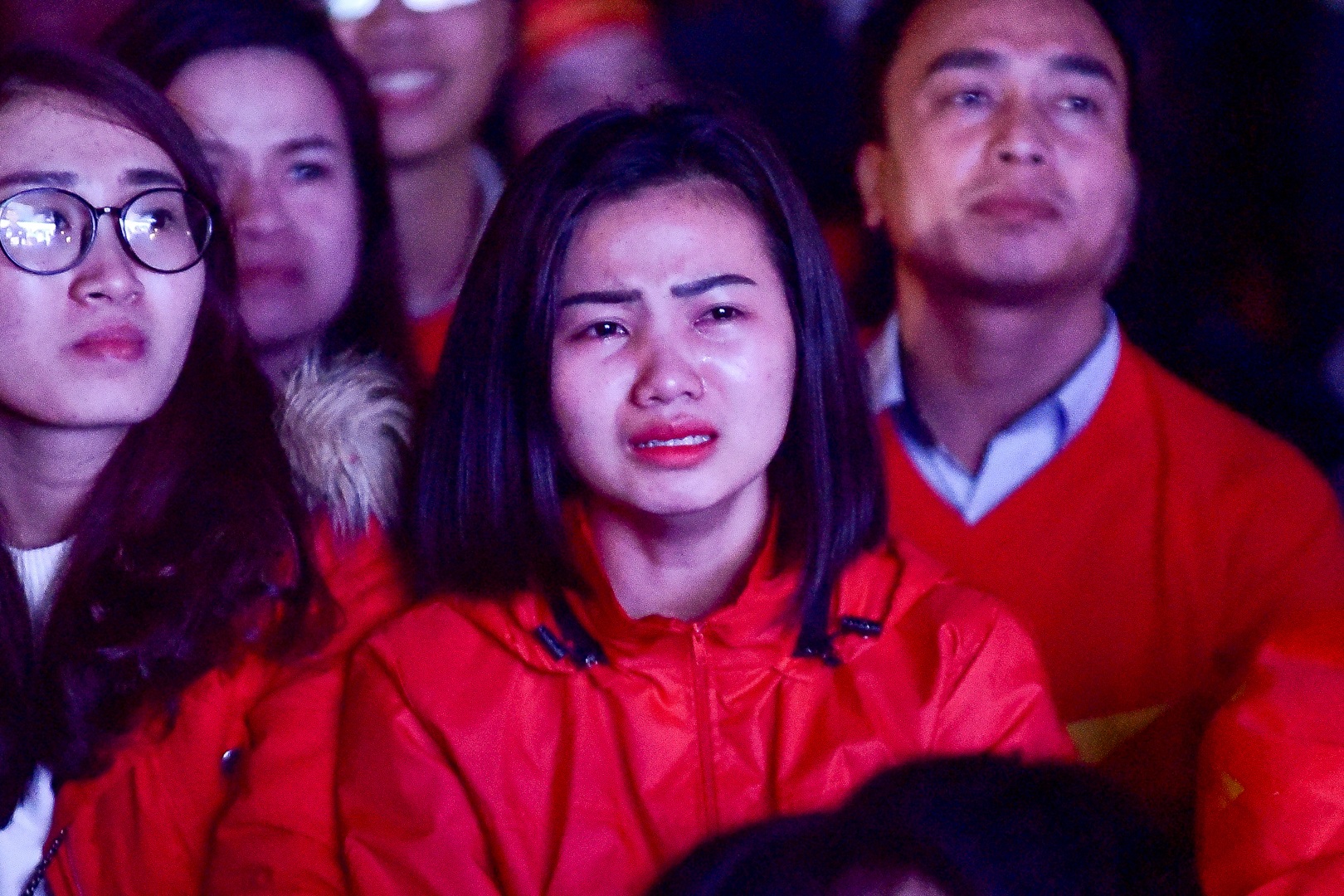 Cổ động viên bật khóc khi đội tuyển Việt Nam gục ngã trước Nhật Bản