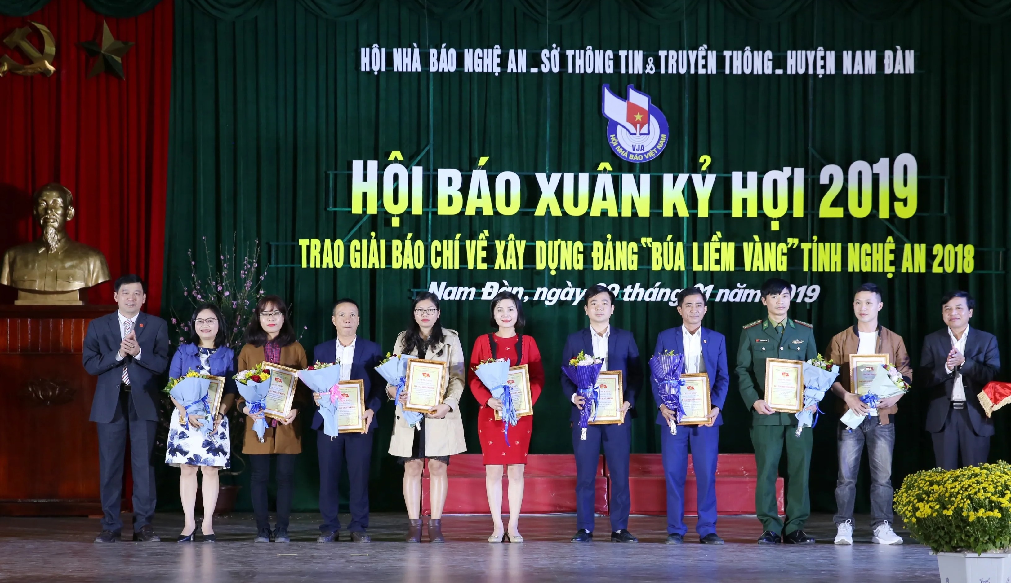Khai mạc Hội báo Xuân, trao giải “Búa liềm vàng” tỉnh Nghệ An
