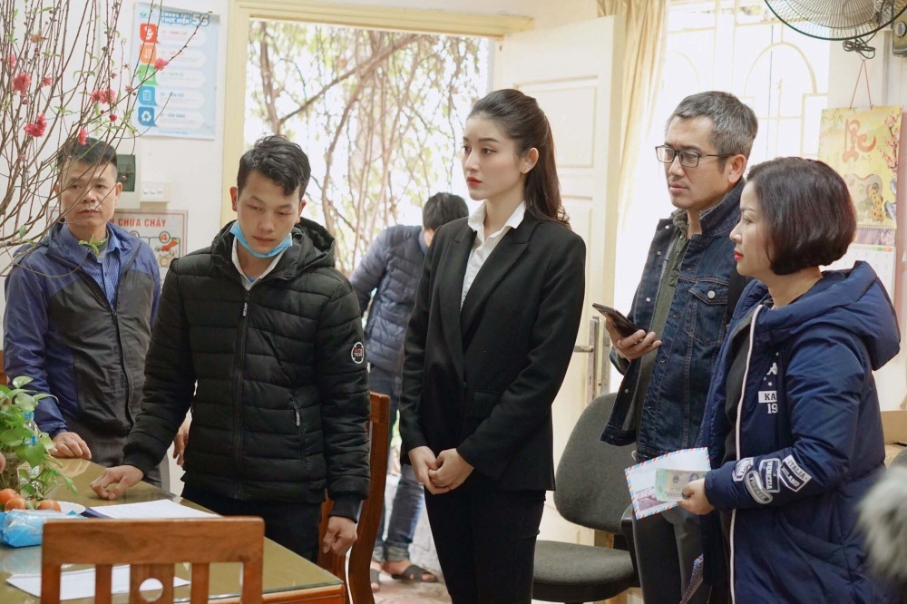 Á hậu Huyền My bị dị ứng nặng vẫn tiêm thuốc cầm cự đi trao quà Tết - 1 Á hậu Huyền My bị dị ứng nặng vẫn tiêm thuốc cầm cự đi trao quà Tết - 1