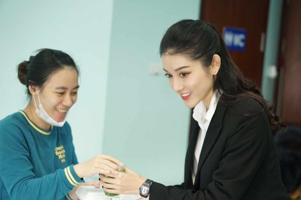 Á hậu Huyền My bị dị ứng nặng vẫn tiêm thuốc cầm cự đi trao quà Tết - 10 Á hậu Huyền My bị dị ứng nặng vẫn tiêm thuốc cầm cự đi trao quà Tết - 10