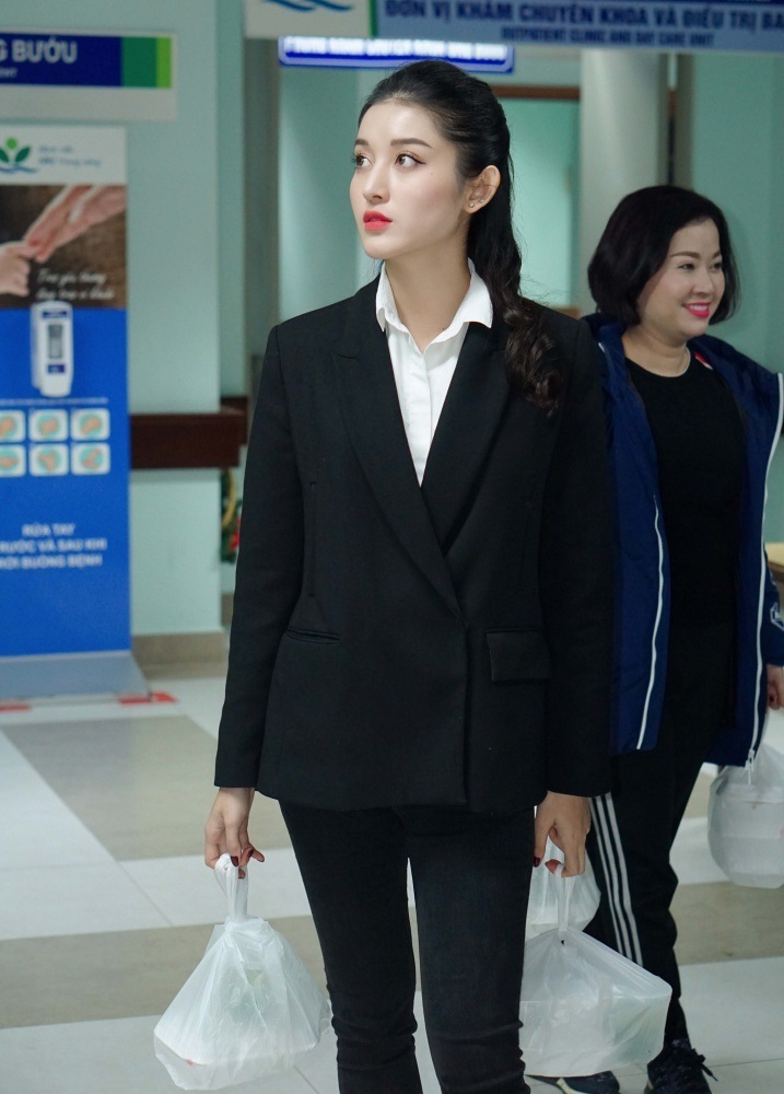 Á hậu Huyền My bị dị ứng nặng vẫn tiêm thuốc cầm cự đi trao quà Tết - 6 Á hậu Huyền My bị dị ứng nặng vẫn tiêm thuốc cầm cự đi trao quà Tết - 6