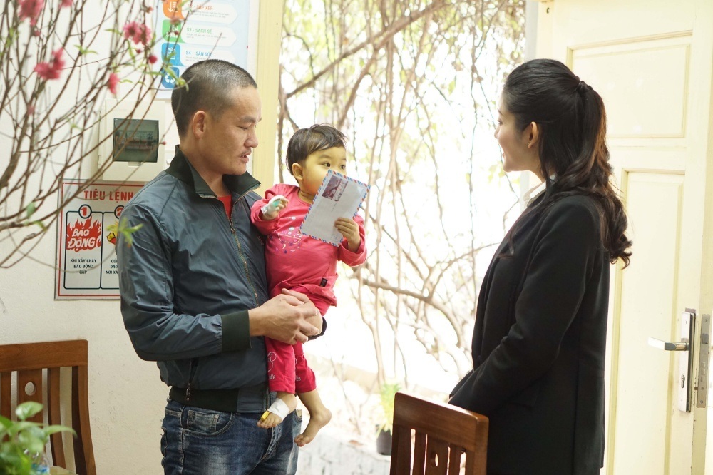 Á hậu Huyền My bị dị ứng nặng vẫn tiêm thuốc cầm cự đi trao quà Tết - 5 Á hậu Huyền My bị dị ứng nặng vẫn tiêm thuốc cầm cự đi trao quà Tết - 5