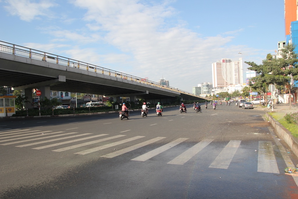 Đường phố Sài Gòn thênh thang đến lạ trong ngày làm việc đầu năm - 13 Đường phố Sài Gòn thênh thang đến lạ trong ngày làm việc đầu năm - 13