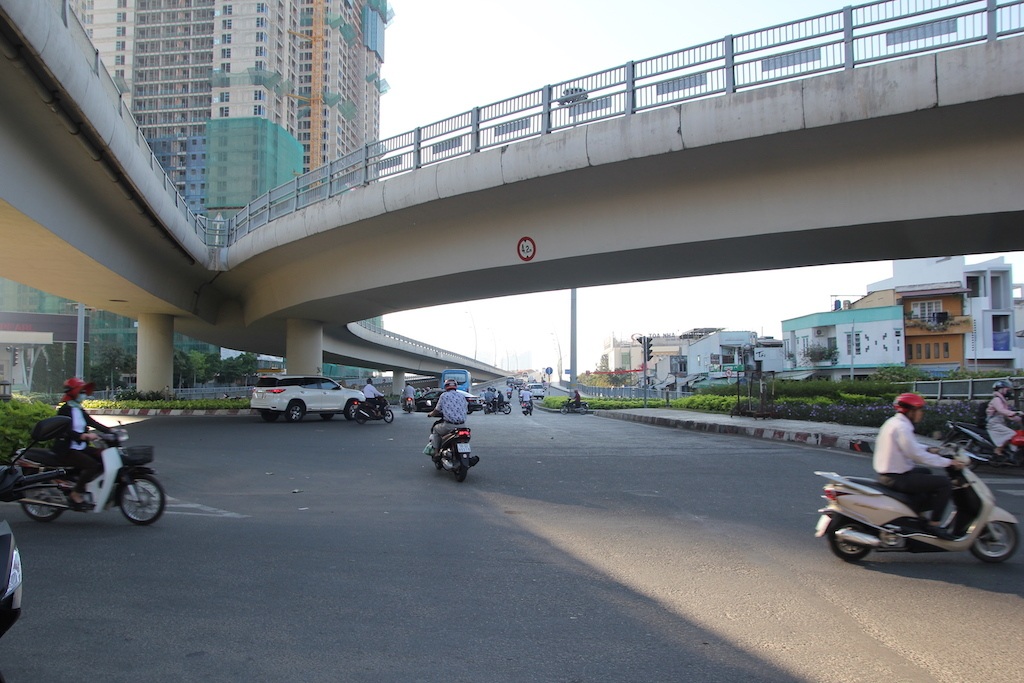 Đường phố Sài Gòn thênh thang đến lạ trong ngày làm việc đầu năm - 14 Đường phố Sài Gòn thênh thang đến lạ trong ngày làm việc đầu năm - 14