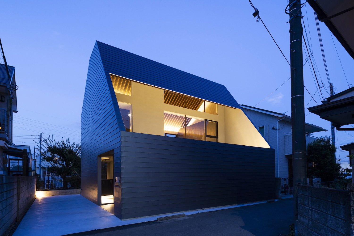 Lạ mắt với ngôi nhà “tốc mái” của kiến trúc sư Nhật Bản  - 1