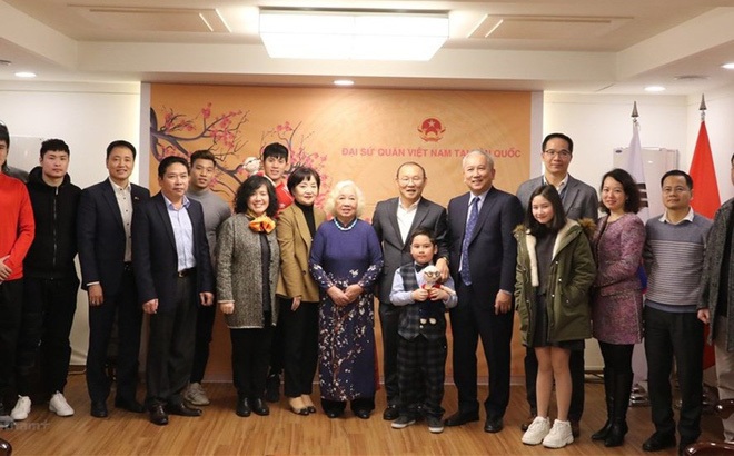 HLV Park Hang Seo gặp Văn Thanh, Đình Trọng ở Hàn Quốc