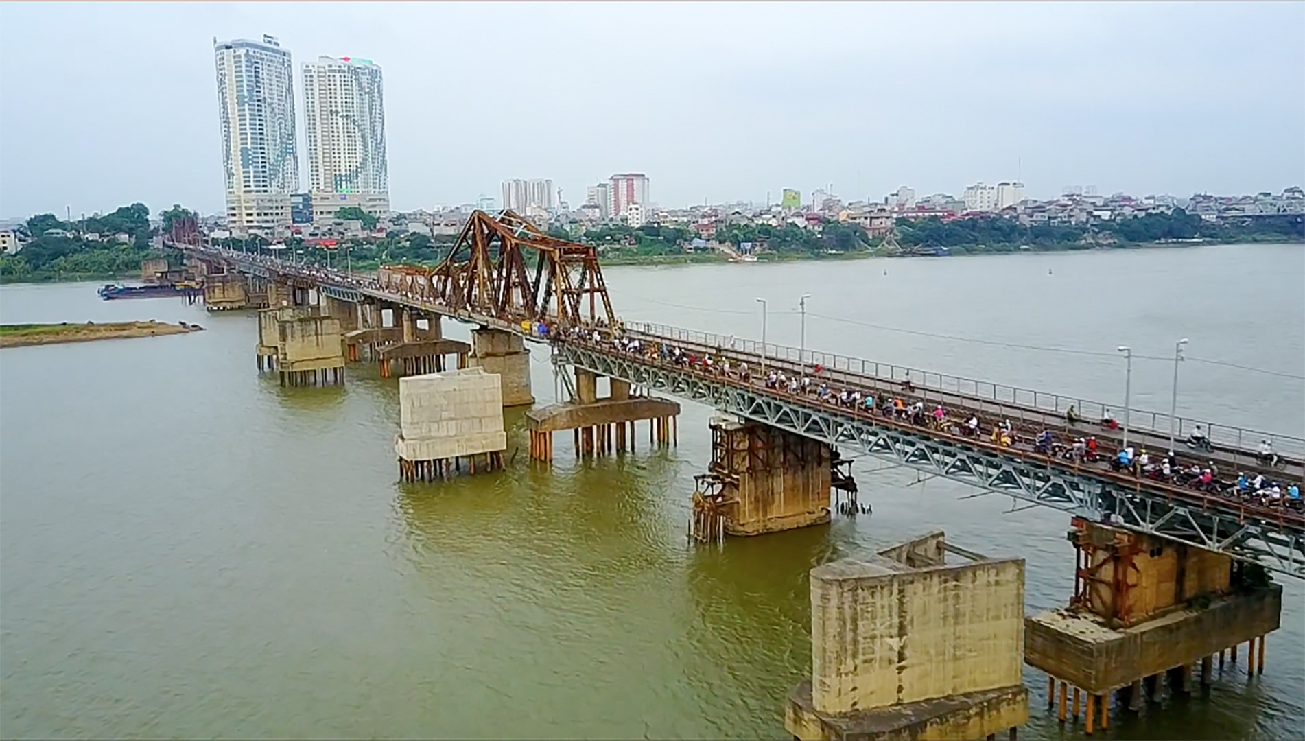 Khóa tình yêu trên cây cầu lịch sử ở Hà Nội - 1 Khóa tình yêu trên cây cầu lịch sử ở Hà Nội - 1