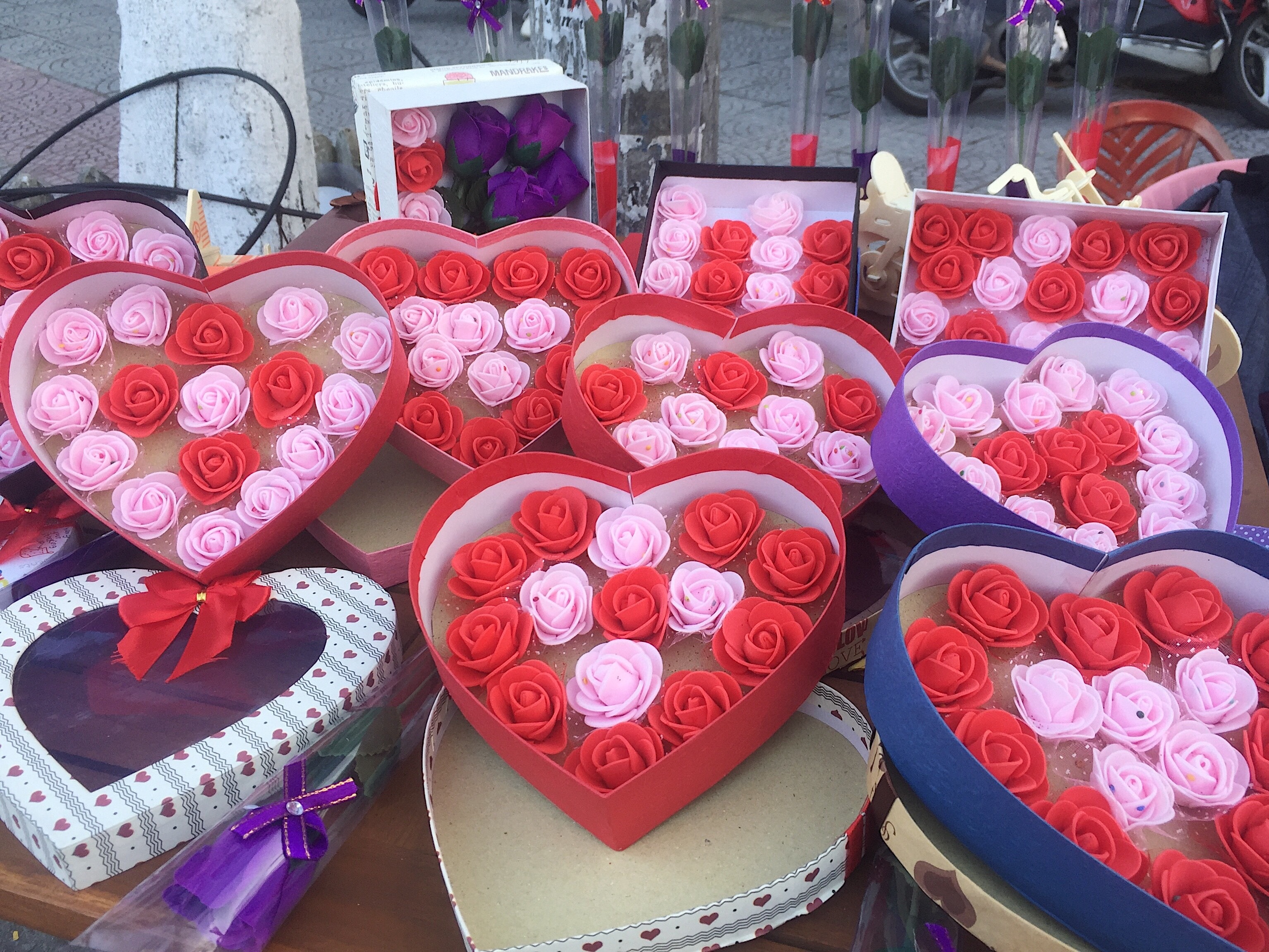 Ngập tràn quà tặng ngày lễ tình nhân Valentine | Báo Dân trí