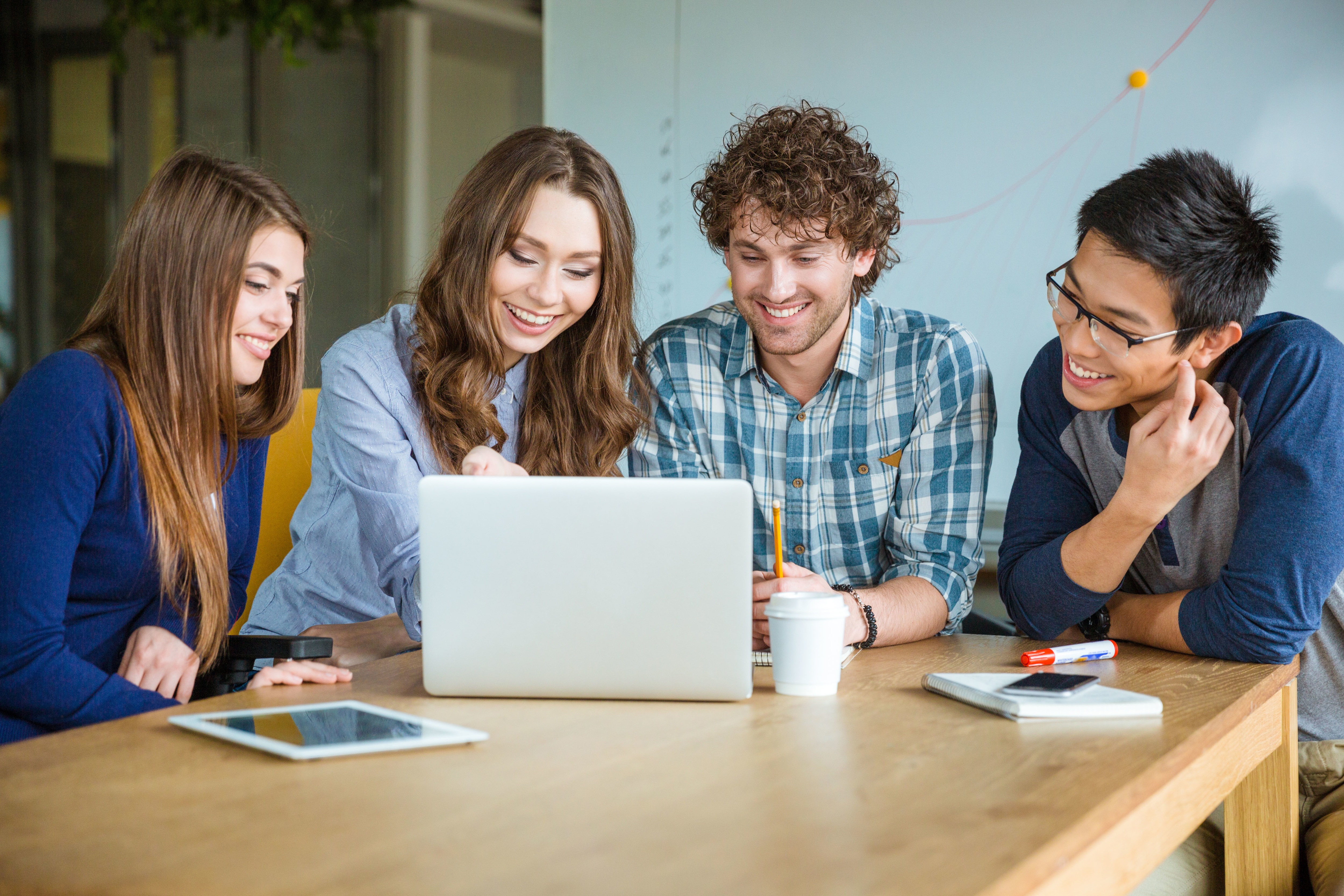 Studying together. Веселые студенты. Студент с ноутбуком. Веселые студенты с ноутбуками. Стажировка для студентов.