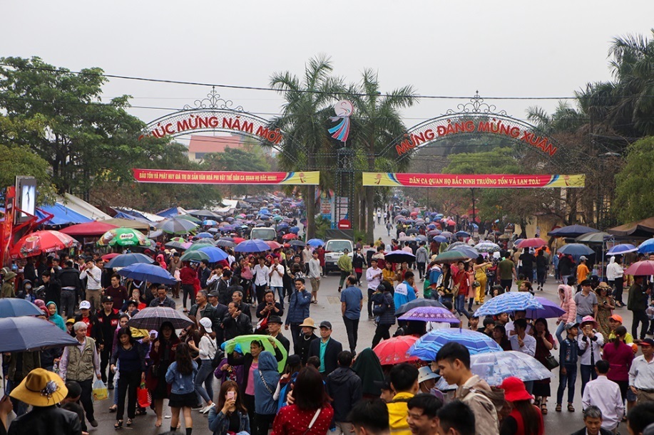 Hàng vạn du khách đội mưa nghe hát quan họ ở Hội Lim