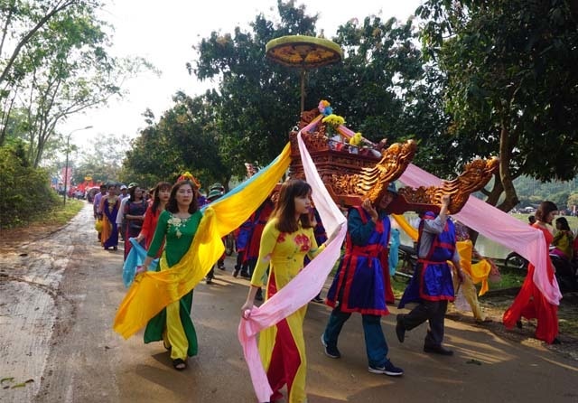 Nghìn người dân đội nắng dự lễ khai hội đền Vua Mai