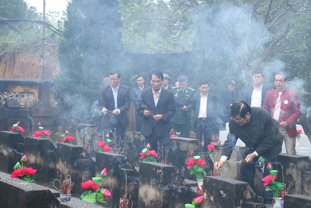 Nguyên Chủ tịch nước Trương Tấn Sang viếng liệt sĩ tại nghĩa trang Vị Xuyên - Hà Giang
