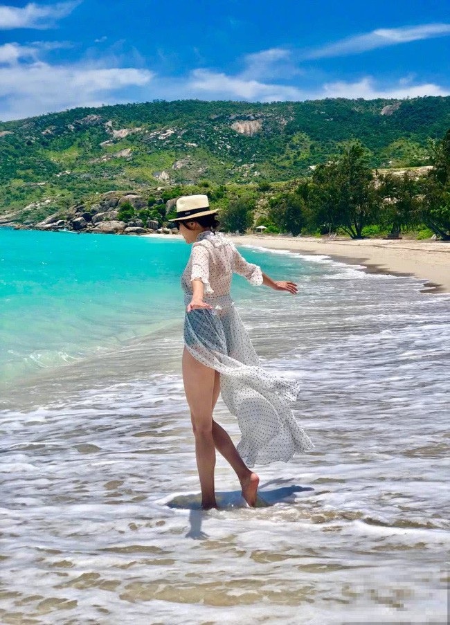 Lưu Gia Linh trẻ đẹp ngỡ ngàng ở tuổi 53, hạnh phúc bên ông xã Lương Triều Vỹ - 2 Lưu Gia Linh trẻ đẹp ngỡ ngàng ở tuổi 53, hạnh phúc bên ông xã Lương Triều Vỹ - 2