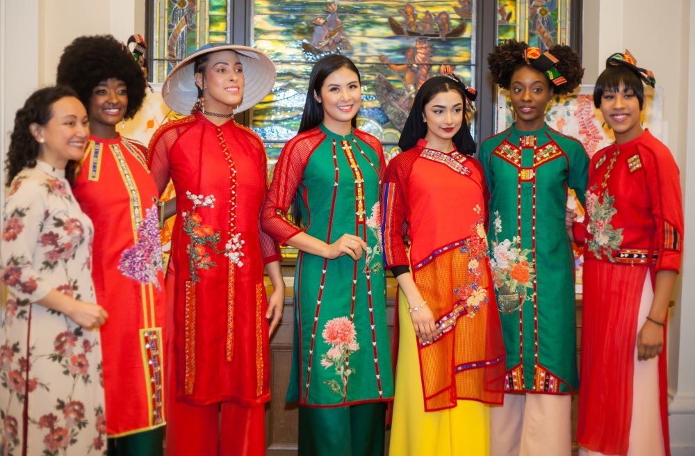 Hoa hậu Ngọc Hân mang áo dài Việt sang New York