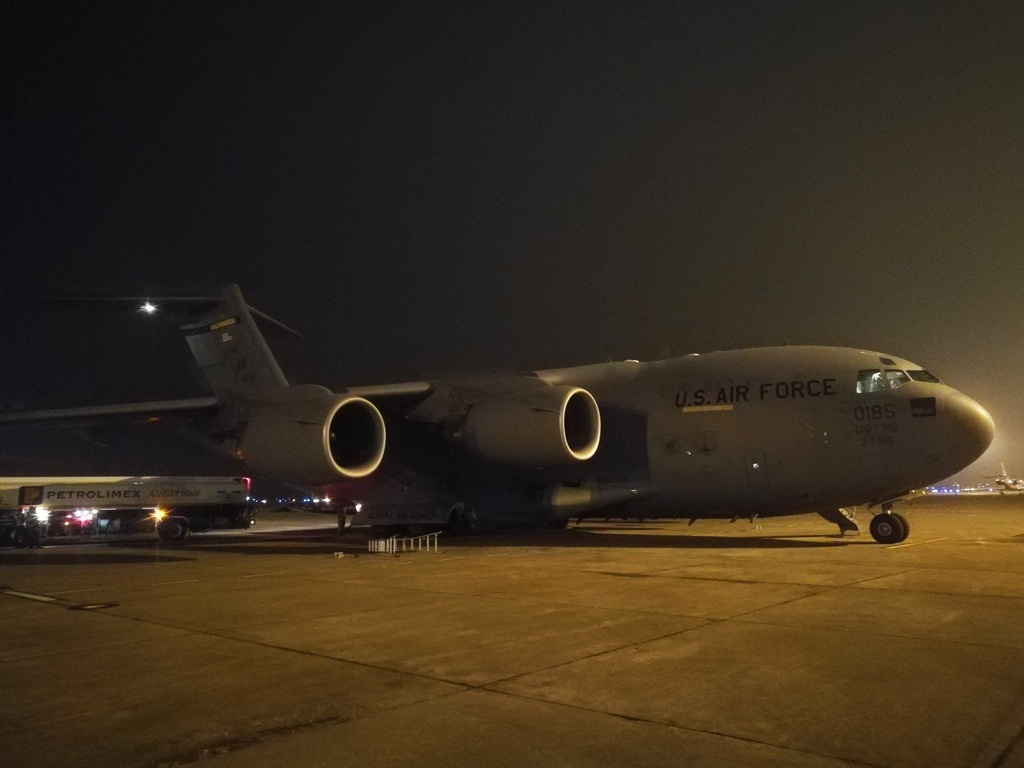 Máy bay vận tải chở xe tiếp dầu chuyên dụng của Mỹ đến Nội Bài