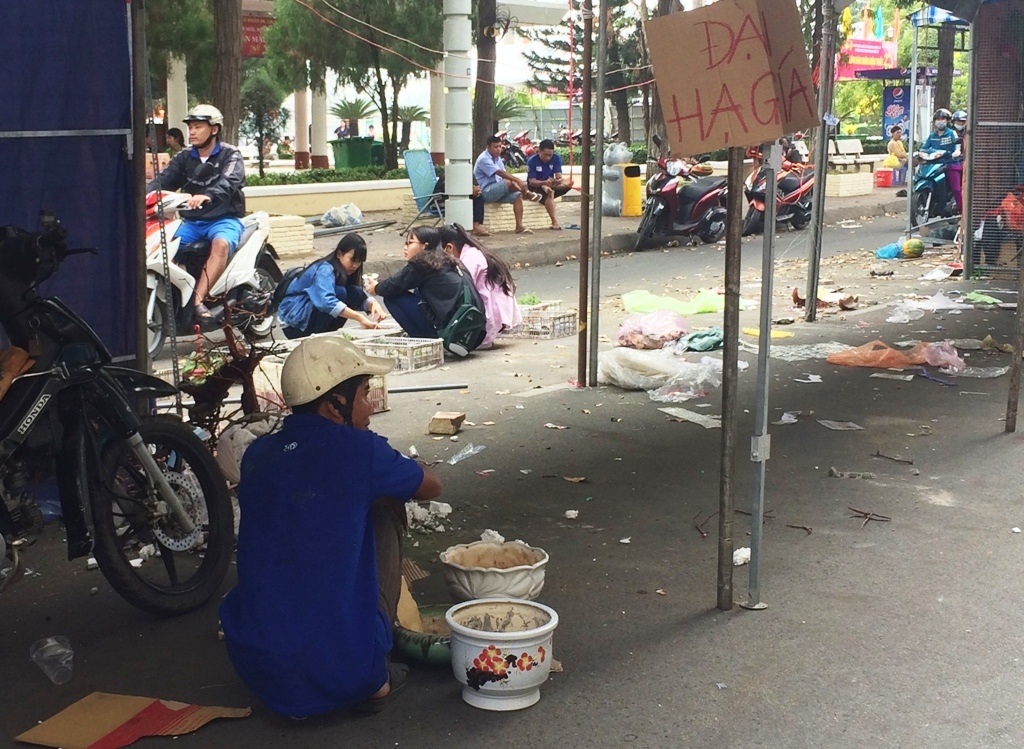 Chợ hoa Tết, vì sao không để tồn tại theo cơ chế cung - cầu? - 2 Chợ hoa Tết, vì sao không để tồn tại theo cơ chế cung - cầu? - 2