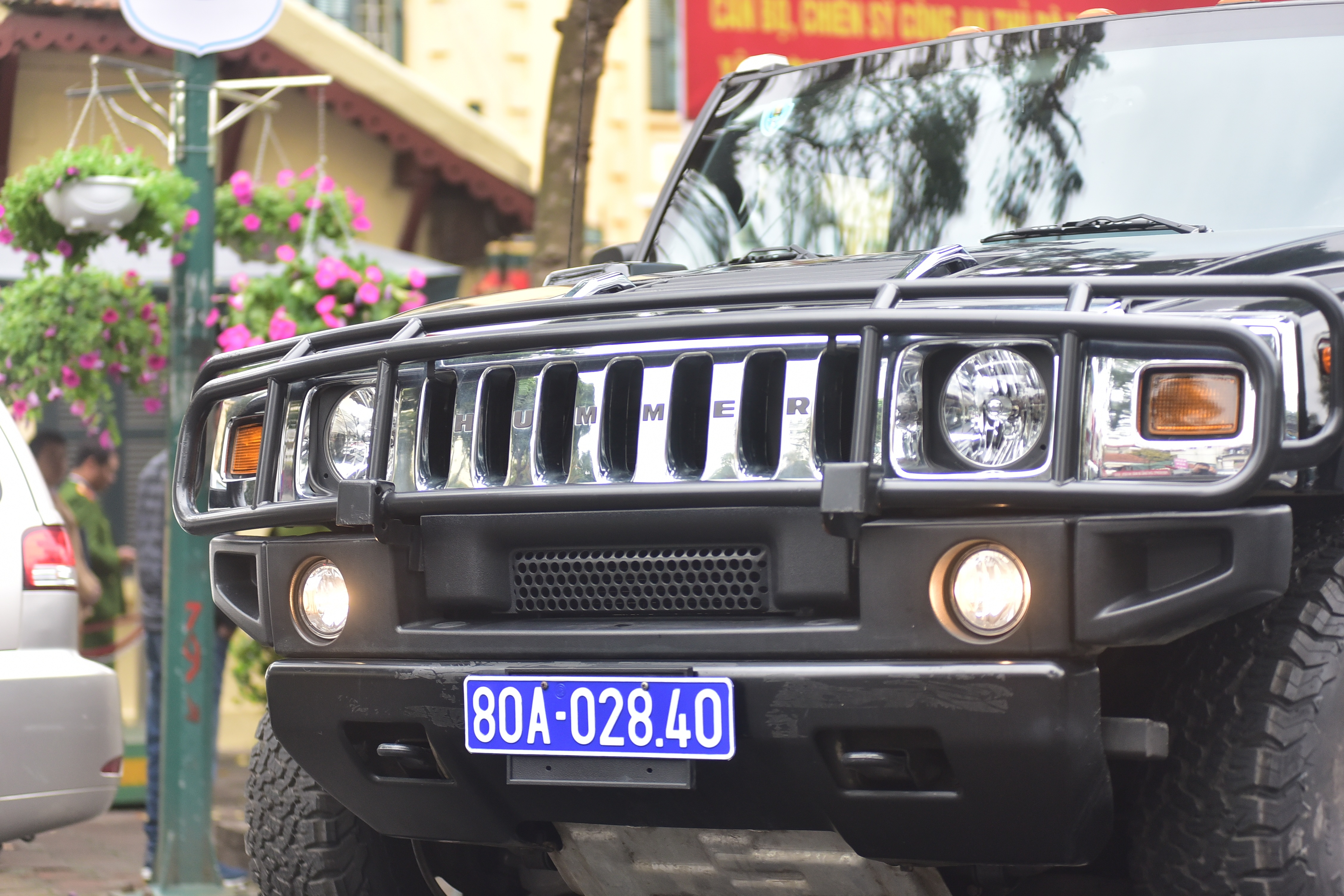 Cận cảnh xe Hummer chống đạn của Công an Hà Nội tại Hội nghị thượng ...