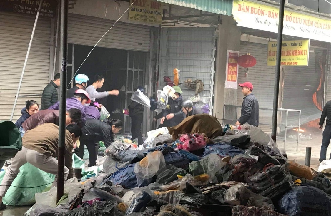 Cháy lớn tại trung tâm thương mại, tiểu thương hoảng loạn sơ tán tài sản - 4 Cháy lớn tại trung tâm thương mại, tiểu thương hoảng loạn sơ tán tài sản - 4