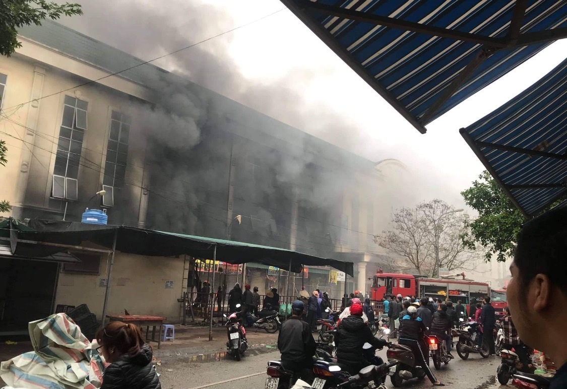 Cháy lớn tại trung tâm thương mại, tiểu thương hoảng loạn sơ tán tài sản - 2 Cháy lớn tại trung tâm thương mại, tiểu thương hoảng loạn sơ tán tài sản - 2