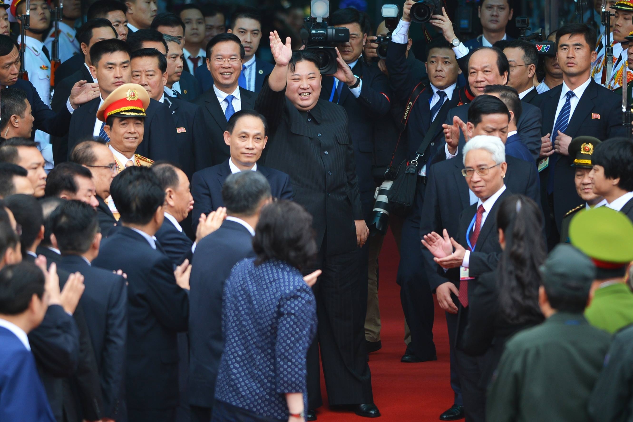 Chủ tịch Kim Jong-un vẫy tay chào Việt Nam, lên tàu về nước