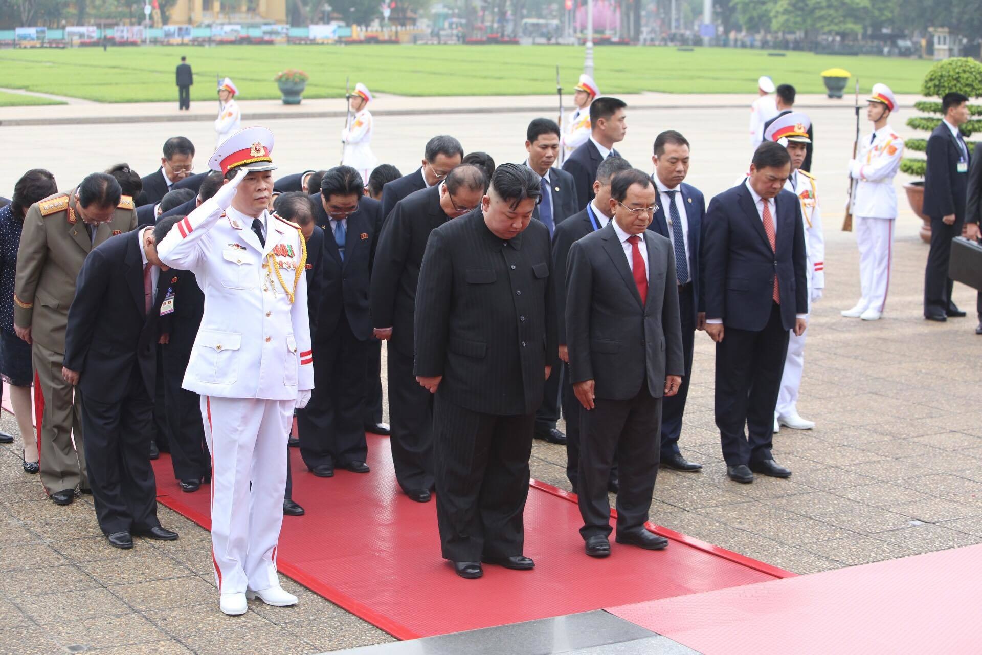 Chủ tịch Triều Tiên Kim Jong-un vào Lăng viếng Chủ tịch Hồ Chí Minh