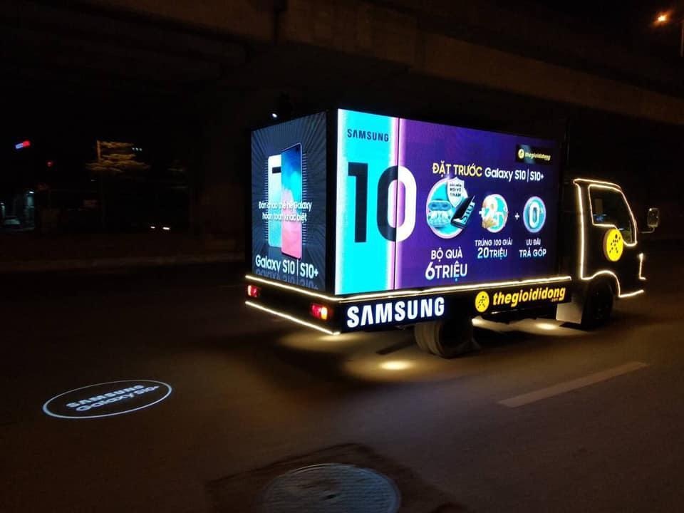 Thế Giới Di Động độ xe, chở Galaxy S10/S10+ diễu phố khắp Sài Gòn, Hà Nội