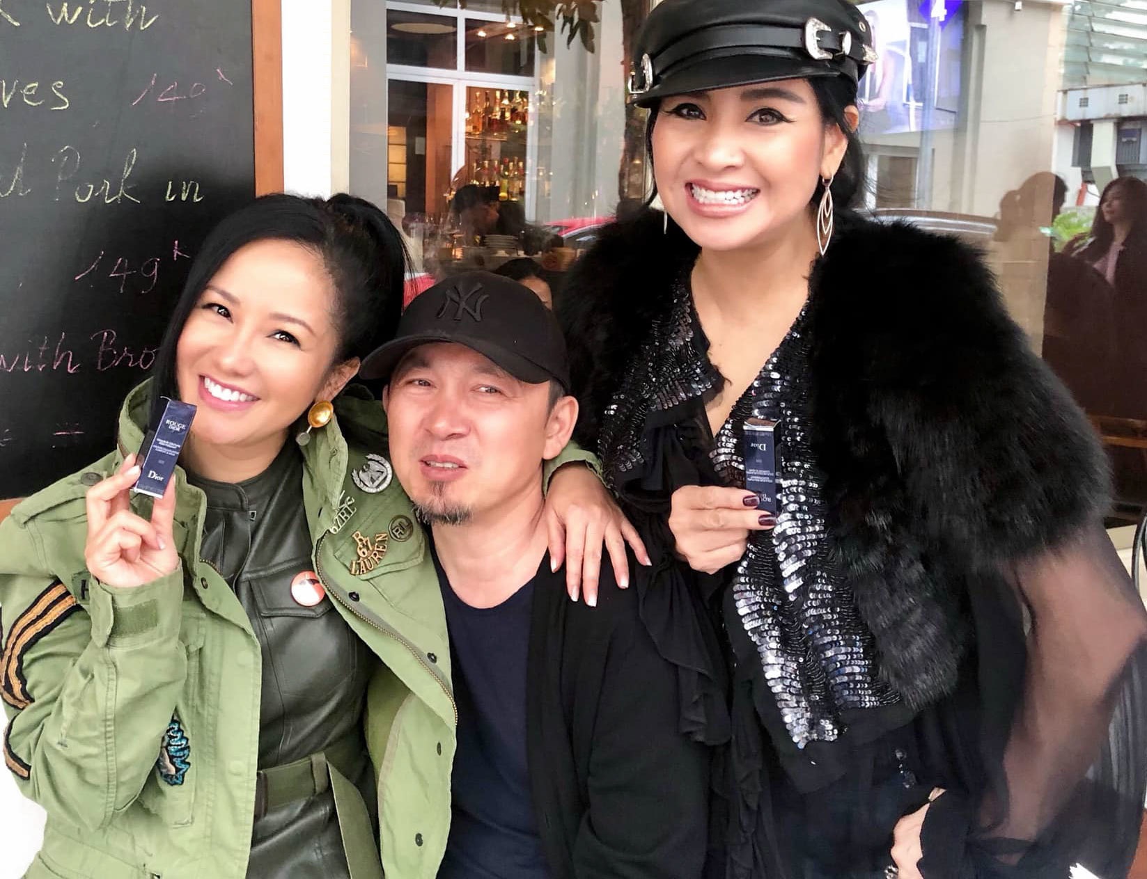 Diva Hồng Nhung: “Quốc Trung tặng tôi và Thanh Lam thỏi son giống hệt nhau”